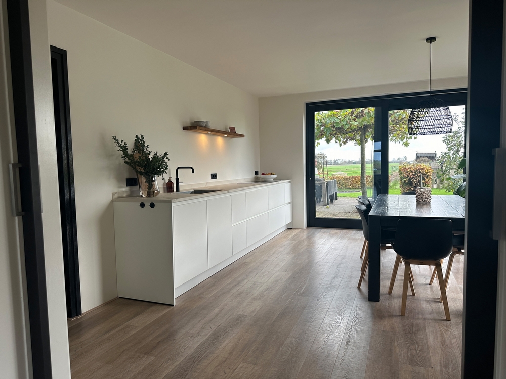 Moderne witte keuken die rust uitstraalt