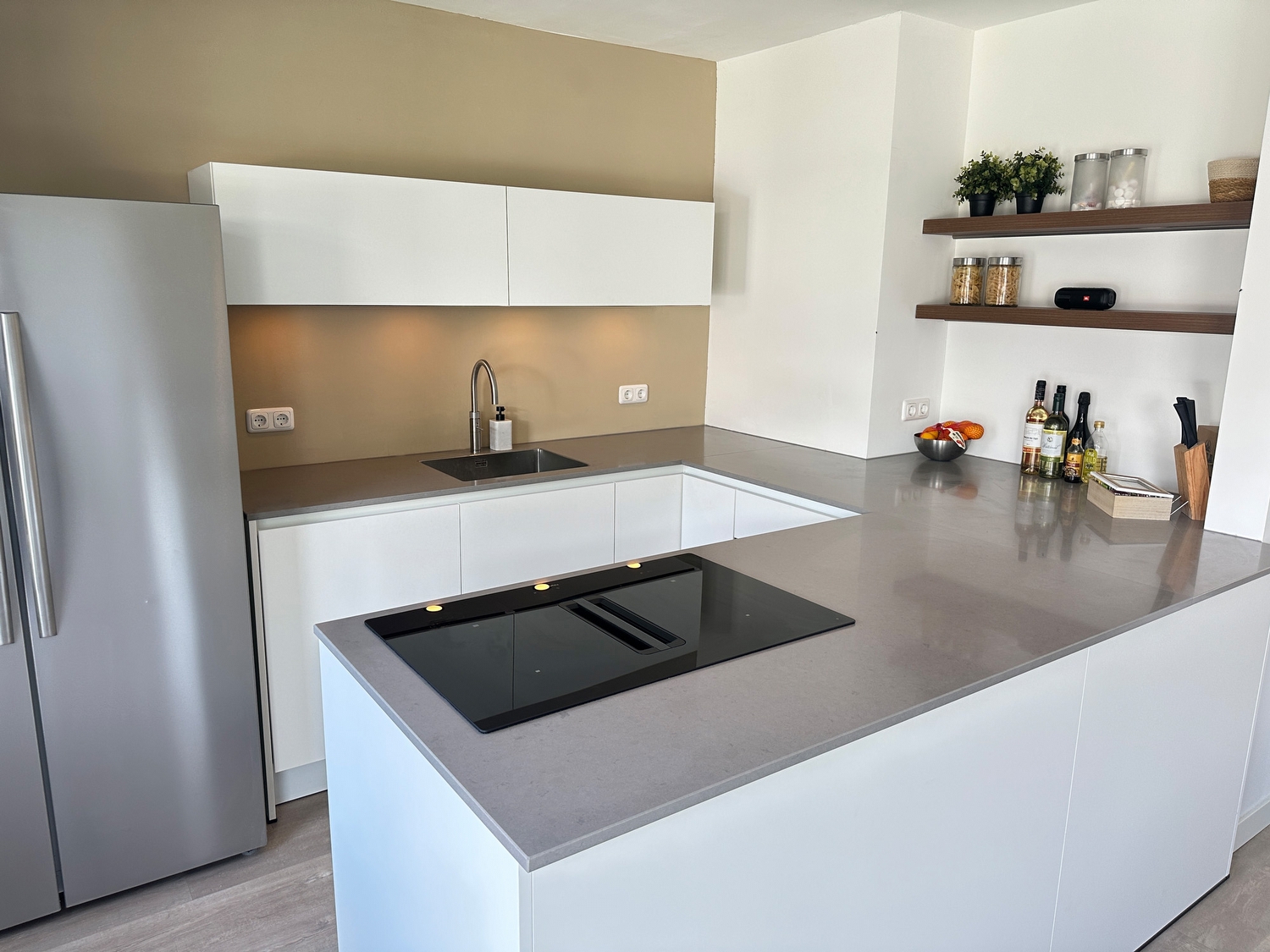 Prachtige witte U-opstelling keuken geplaatst in Joure