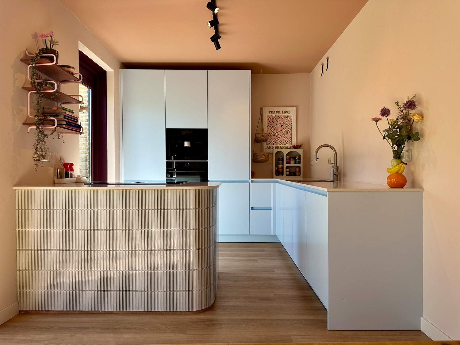 Volledige maatwerk keuken in klant gekozen kleur