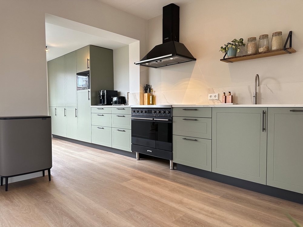 Prachtige keuken in Sneek met gelakt kaderfront