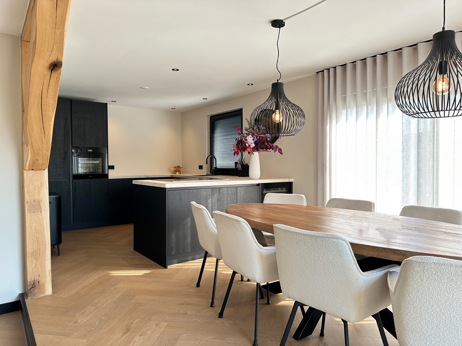 Sfeervolle zwarte houten keuken geplaatst in Sneek