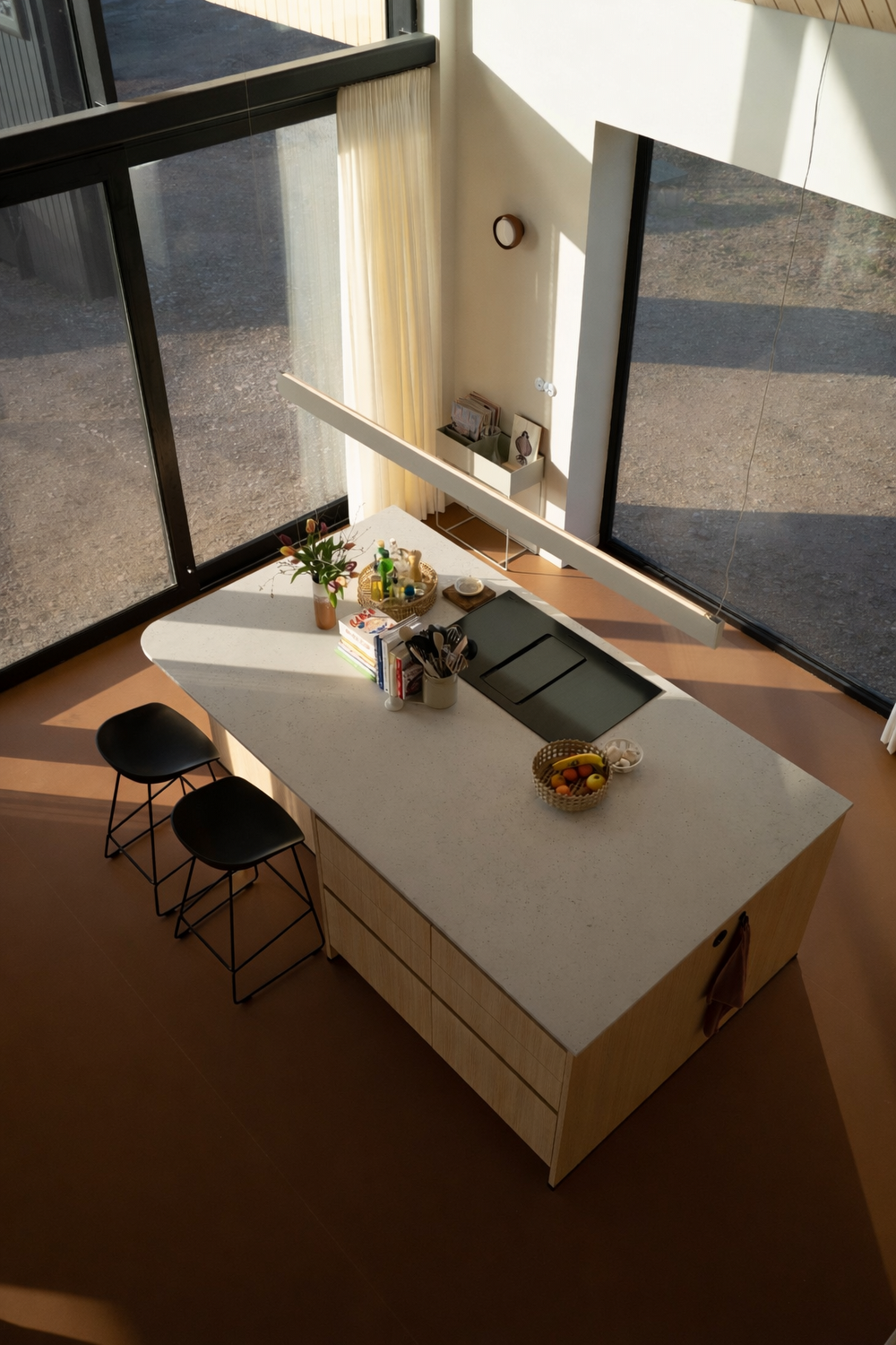 Hoogwaardig afgewerkte keuken met modern kookeiland